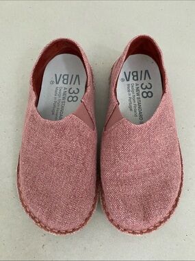 VIBAe Slip-Ons in Linen Pomegranate Red